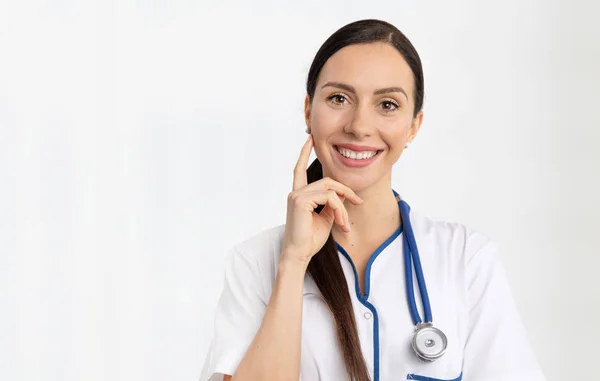 Medico sorridente femminile con uno stetoscopio — Foto Stock