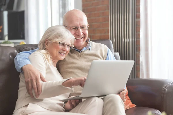 Senior paar samen surfen op het internet — Stockfoto