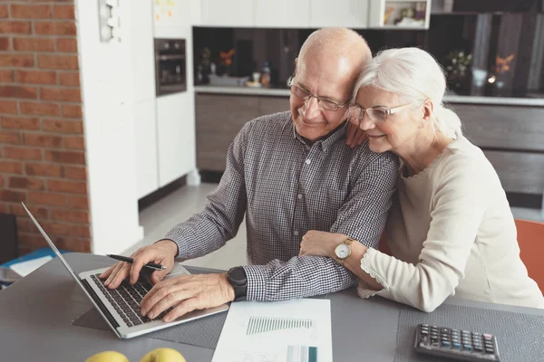 Senior paar betalen van rekeningen samen op laptop — Stockfoto