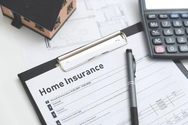 Modulo di assicurazione a domicilio sul tavolo — Foto Stock