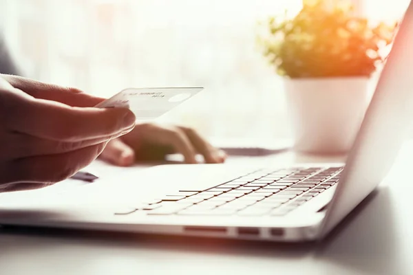 Homem usando cartão de crédito enquanto compras na internet — Fotografia de Stock