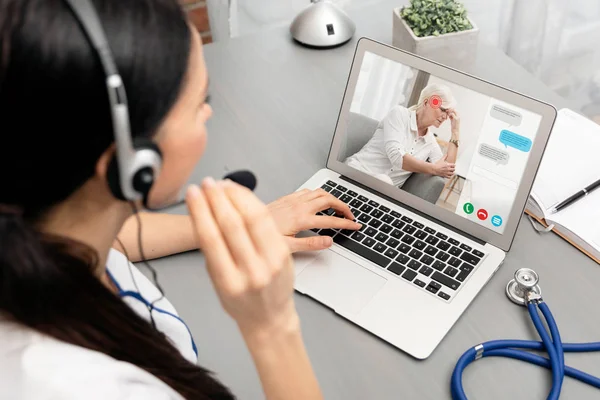 Doctor hablando con un paciente mayor —  Fotos de Stock