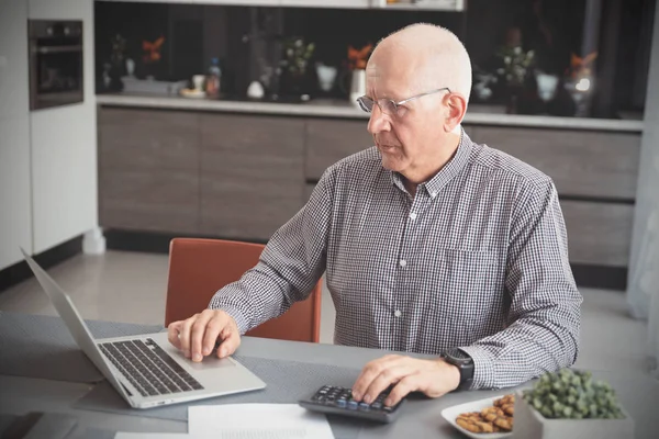 Pensioengerechtigde telt geld, belastingberekening concept — Stockfoto