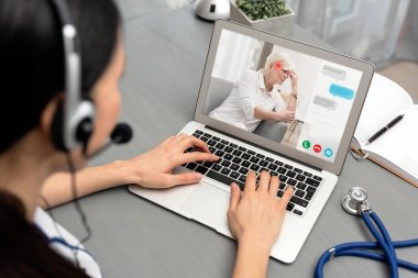 Doktor kıdemli bir hasta ile konuşuyor