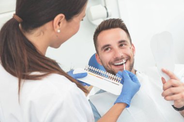 Stomatolojinin kliniğinde yakışıklı genç adam