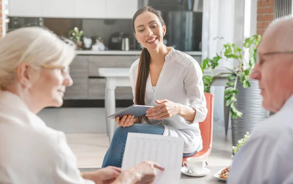 Senior paar planning van hun investeringen — Stockfoto