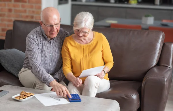 Senior couple betaalt rekeningen samen — Stockfoto