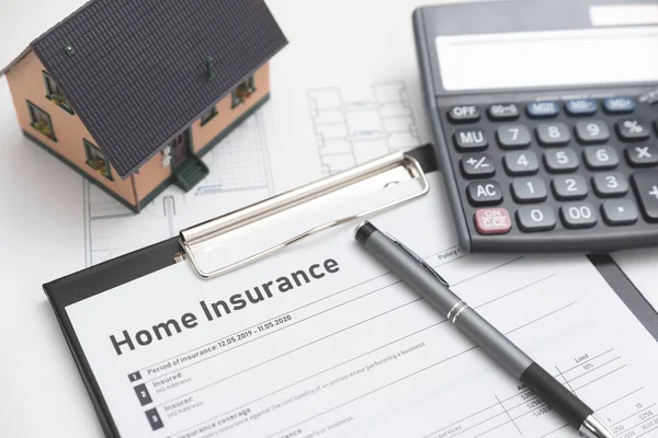 Modulo di assicurazione a domicilio sul tavolo — Foto Stock