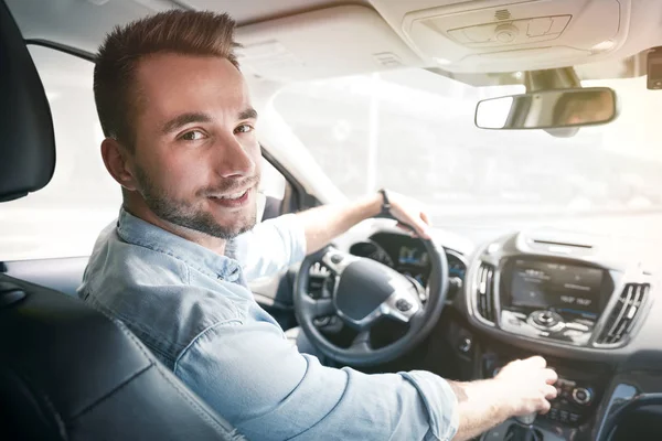 Young male driver behind the wheel — Stock Photo, Image