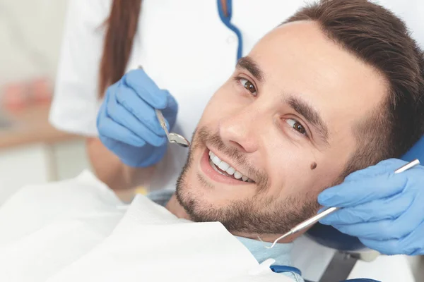 Jeune homme chez le dentiste — Photo