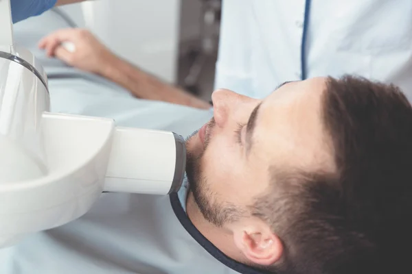 Zahnarzt macht ein Röntgenbild des Zahnes — Stockfoto