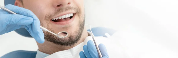 Jonge man bij de tandarts — Stockfoto