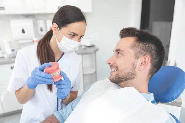 Zahnärztin mit Kieferproben Zahnmodell — Stockfoto