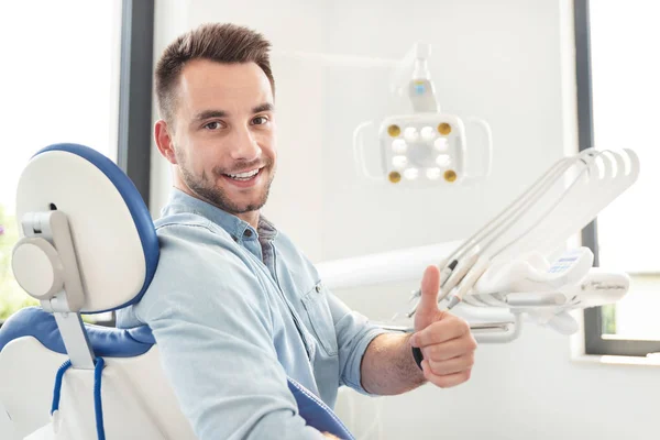 Hombre mostrando pulgares en la clínica dental — Foto de Stock