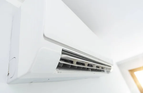 Ar condicionado split pendurado na parede — Fotografia de Stock