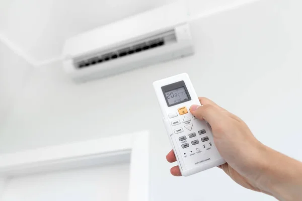 Luftkonditioneringen delas på väggen inne i rummet — Stockfoto