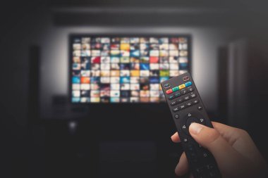 Karanlık odada tv setinde multimedya video konsepti