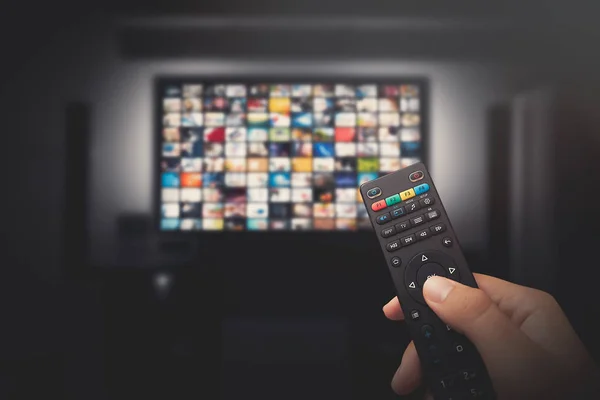 Conceito de vídeo multimídia na TV no quarto escuro — Fotografia de Stock