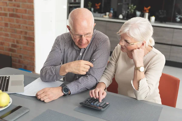 Senior paar betalen van rekeningen samen op laptop — Stockfoto