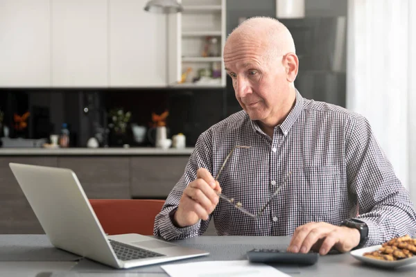 Pensioengerechtigde telt geld, belastingberekening concept — Stockfoto