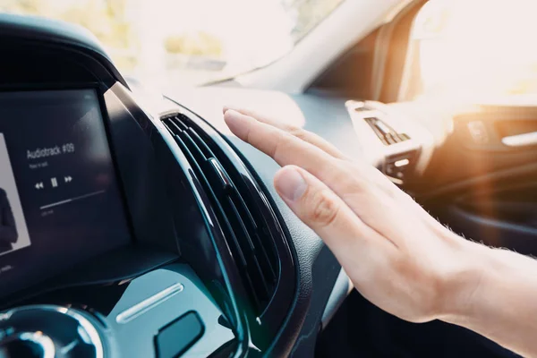 Kézi ellenőrzés a légkondicionáló az autóban — Stock Fotó