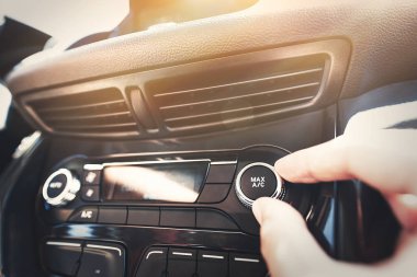 Araba klima sistemini çalıştıran adam