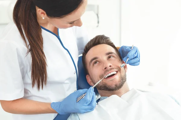 Hombre con dientes examinados en dentistas — Foto de Stock