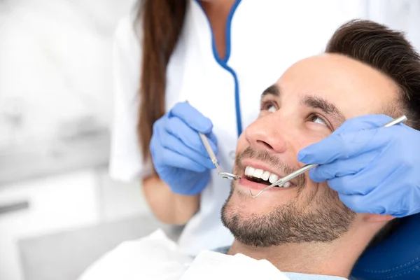 Hombre con dientes examinados en dentistas — Foto de Stock