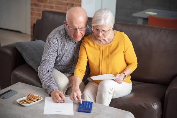 Senior couple betaalt rekeningen samen — Stockfoto