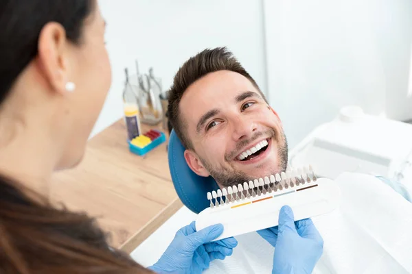 Tanden bleken in de stomatologie kliniek — Stockfoto