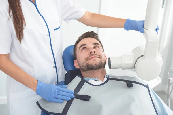 El dentista toma una radiografía del diente — Foto de Stock