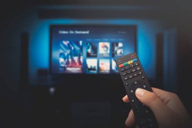 VOD hizmeti uzaktan kumanda ile ekran elinde