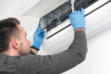 Klima ile teknisyen değiştirme filtresi