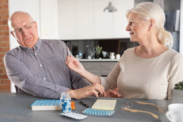 Senior man wil niet om medicijnen te nemen — Stockfoto