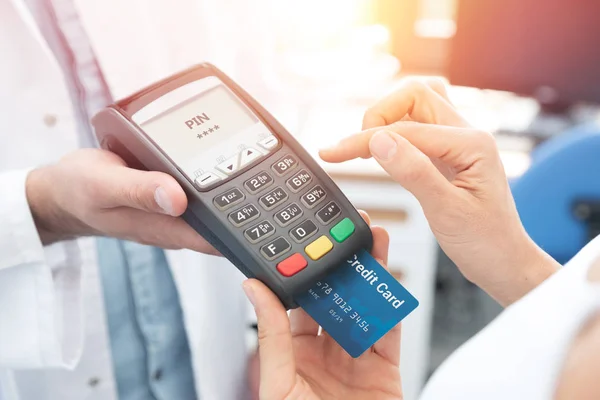 Payment by credit card with terminal — Stock Photo, Image