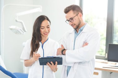 Ofiste birlikte çalışan sağlık çalışanları