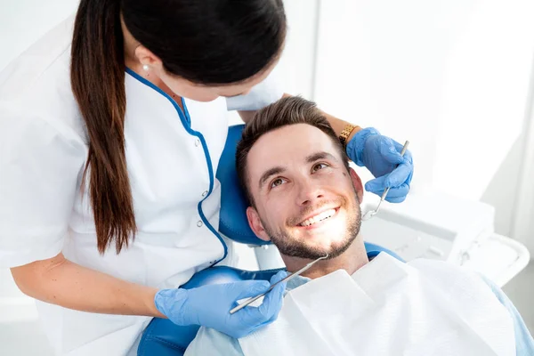 Homme ayant des dents examinées chez le dentiste — Photo