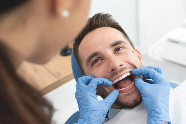 Man met een bezoek aan de tandarts — Stockfoto