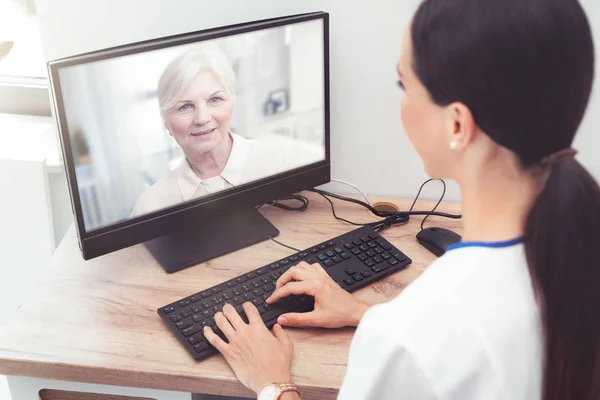Orvos és idősebb nő beteg, TeleHealth — Stock Fotó