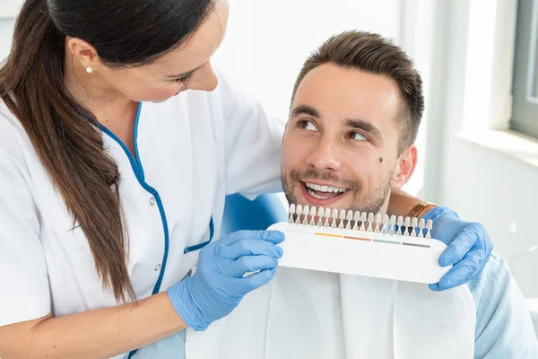 Knappe jonge man in stomatologie kliniek — Stockfoto