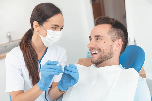 Dentist shows invisible braces aligner — Stock Photo, Image