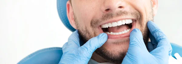 Hombre con dientes examinados en dentistas — Foto de Stock