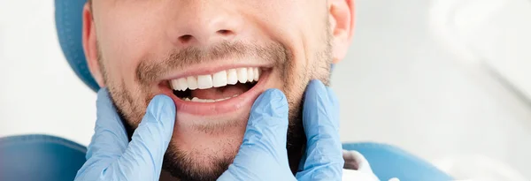 Człowiek o zęby zbadane w Dentyści — Zdjęcie stockowe
