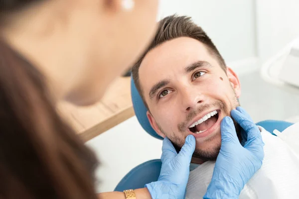Man som har ett besök hos tandläkaren — Stockfoto