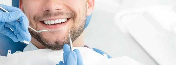 Jeune homme chez le dentiste — Photo