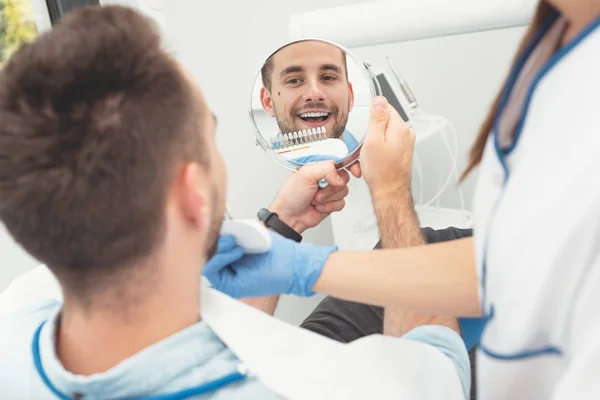 Beau jeune homme à la clinique de stomatologie — Photo