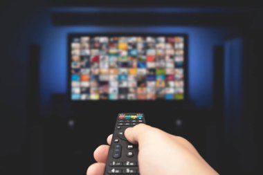 Karanlık odada tv setinde multimedya video konsepti