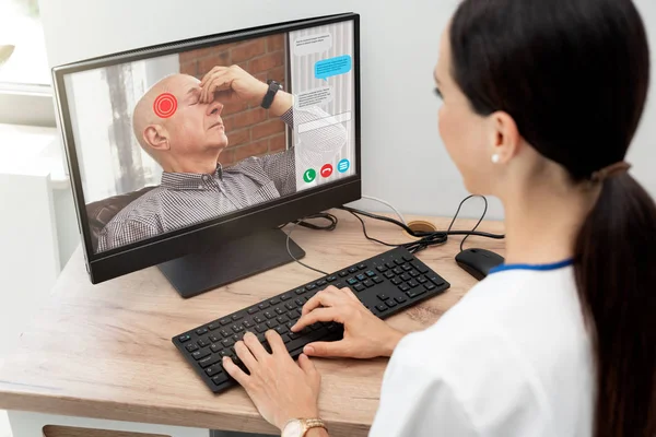 Dokter en senior vrouw patiënt, telezorg — Stockfoto