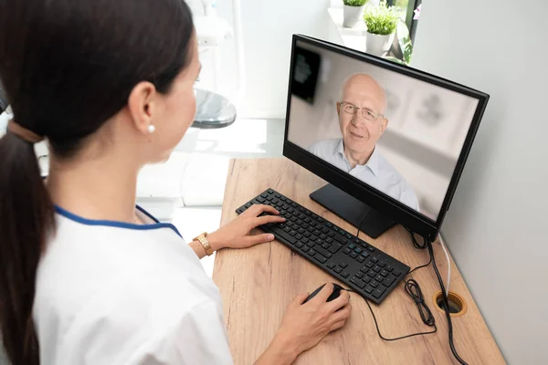 Orvos és idősebb nő beteg, TeleHealth — Stock Fotó