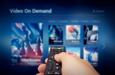 VOD hizmeti uzaktan kumanda ile ekran elinde